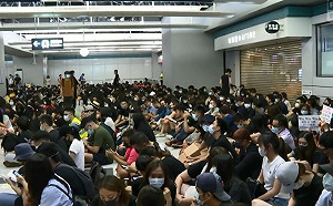 襲擊滿月》 數千港人元朗站示威爆衝突 防暴警將清場