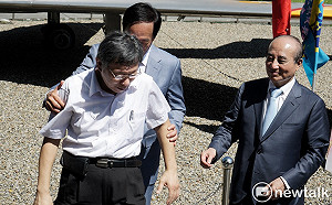 拱郭選總統有機會？郭王柯同台 變換隊形讓郭董站中間