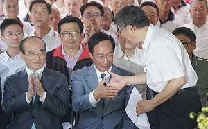 吳敦義鬆口氣！郭柯王同框沒談選舉 大讚「非常有智慧」