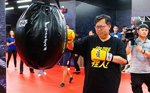 館長指導鄭文燦健身　林右昌下戰帖約基隆空中跑道見