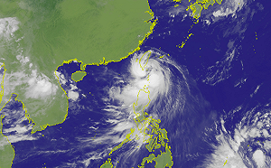 白鹿觸陸！東半部留意超大豪雨 西半部午後風雨增強