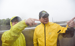 「白鹿」首當其衝 潘孟安冒雨走低窪鄉鎮看防洪