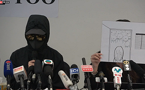 反送中》被捕港女遭「裸搜」？ 傳男警門外圍觀