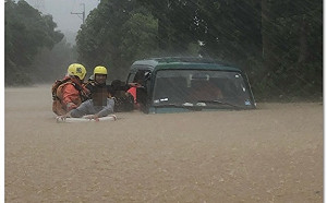 白鹿災情》台東鹿野水淹半輛廂型車高 救生圈救3男1女