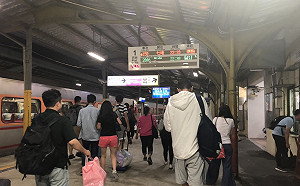 快訊》台鐵南港站傳1旅客落軌 現場封鎖調查