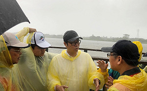 抵禦「白鹿」 陳其邁前進屏東冒雨視察