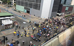 反送中》觀塘遊行示威者  與數百防暴警察對峙