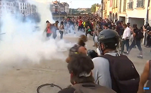 (影)上萬人抗議G7峰會 法警動用催淚彈驅離激進分子