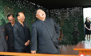 北韓：金正恩視導超大型多管火箭發射器試射