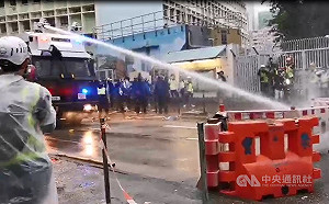 直播》反送中荃葵青遊行再現警民衝突  水砲車首度登場