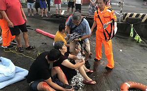 墾丁休旅車衝入海裡 9人驚險獲救