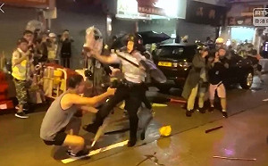 反送中》港警開第1槍  稱踢走下跪市民是自然反應