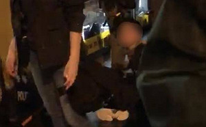 反送中》港警束帶狠綁12歲童  社工營救被罵教壞囝仔