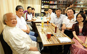 柯文哲指「不問蒼生問鬼神」是壞習慣 五年前算命合照被爆出