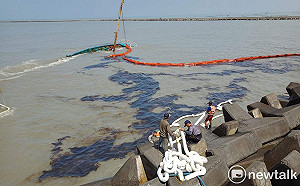 布袋商港貨輪漏油污染海域 嘉縣環保局將開罰