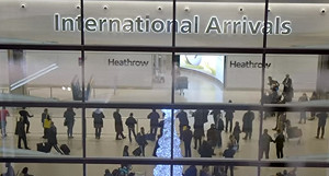 英環團揚言用空拍機擾希斯羅機場 迫暫時停航