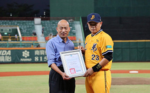 彭政閔高雄最終戰　韓國瑜現身球場致贈榮譽市民證書