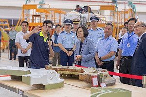 落實「國防自主」  蔡英文訪漢翔「實踐國機國造」