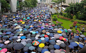 香港831祈禱大遊行登場  銅鑼灣上空驚見直升機盤旋