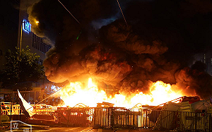 反送中》衝突升溫 示威者築火牆、砸汽油彈 警方催淚彈清場