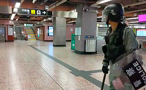 示威者撤離 港九多個港鐵站關閉 太子站月台爆衝突