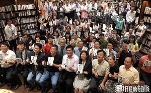 蔡其昌新書上排行榜首  曾經的對手林佳龍出席簽書會力挺