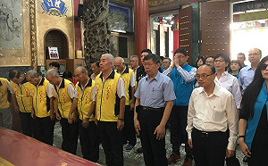 柯文哲嘉義市大天宮參拜　遭嗆 「為何屈服中國？」