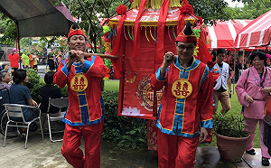 「內山姑娘要出嫁」逗趣表演 「愛薩客」伴安養長者喜迎中秋