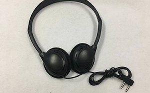 飛機上耳機孔為什麼是「兩孔」？航空公司解答了