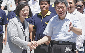 蔡英文、柯文哲同台互動冷冰冰  最後被拱握手2次