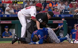 MLB／老主審被這一撞差點站不起來　戴維斯嚇出一身冷汗(影)