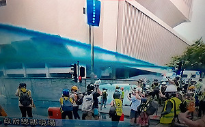 一天射241發催淚彈、出動 「藍液」水砲車 港警稱「暴徒」破壞嚴重