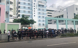 反送中》中學生挺反送中遭警方壓制  港網友憤怒「學生都搞？」