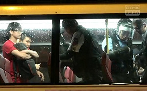 (影) 港警九龍灣攔截巴士抓示威者  數百人到場抗議怒喊「放人」