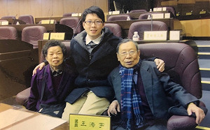 「不分區議員」PO老照片 轟柯P「操弄族群獲取政治利益」