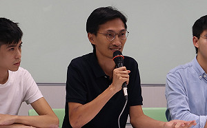 香港國歌法表決激戰!  親中派譴責泛民持「穢物」到處亂灑