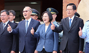 首位三軍統帥踏進陸軍專科學校  蔡英文：要調高士官待遇