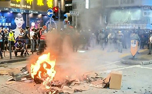 抗議831暴力執法！示威者旺角縱火 港警放催淚彈驅離