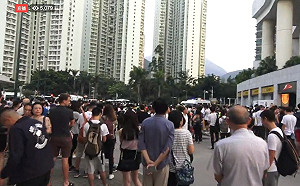 響應堵塞香港機場號召 示威者聚集東涌