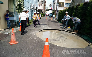 疑連續壁施工致道路掏空 高市府勒令停工
