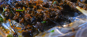 超恐怖烤肉店！沒吃完肉串「高溫消毒」再賣出　萬人怕爆