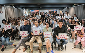 新人吳怡農人氣高  志工團引來200名「農夫農婦」