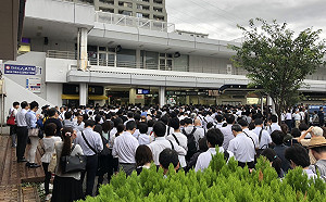 強颱法西橫掃關東5傷93萬戶停電  橫濱跨海大橋毀損