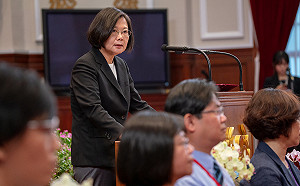 總統：增加逾3千名社工 並調高公部門社工薪資1500-3000元