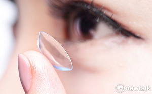 恐影響視力！嬌生這款隱眼驚見異物漂浮 緊急回收500盒