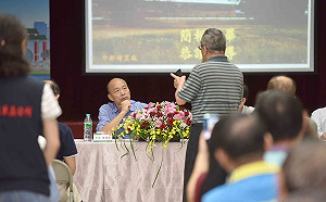 出席市政請益座談 韓國瑜被迷彩男嗆「下台」