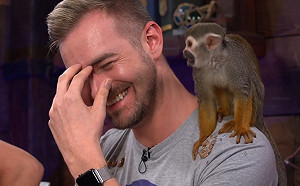 好噁！《盜賊之海》工作人員慘遭猴子吐滿身