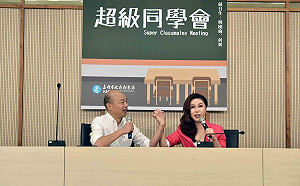 同框行銷高雄十大伴手禮  韓國瑜利菁十指緊扣好交情