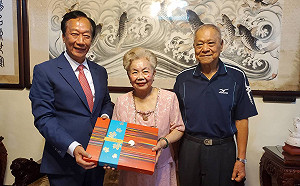 親送郭台銘離開  柯媽脫口：拜託大家支持郭董選總統