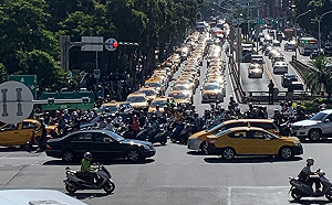 抗議交通部對Uber放水　逾3千計程車「慢行」包圍行政院